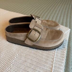 Mountain Sole Tan Suede Slip-On Shoes Size 9